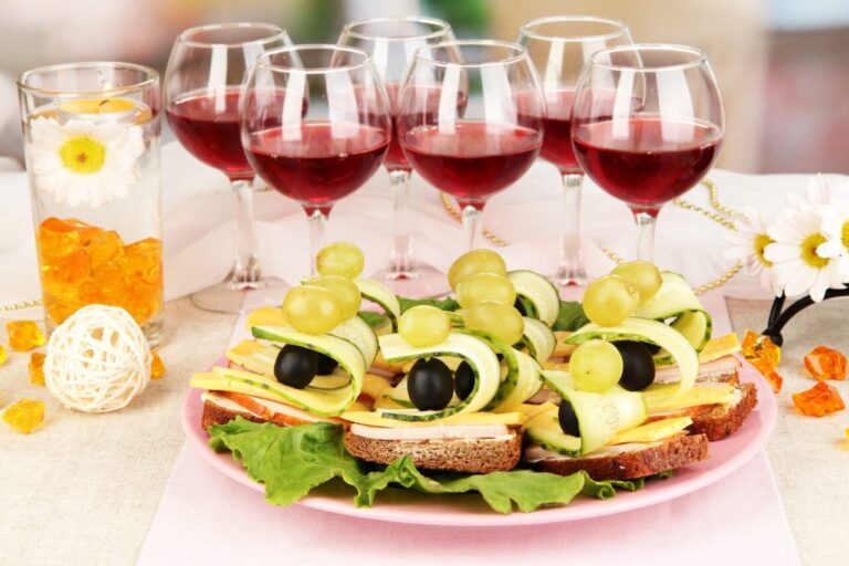 Idées pour un apéro dinatoire : composer un menu de bouchées et de vins sans passer la soirée en cuisine